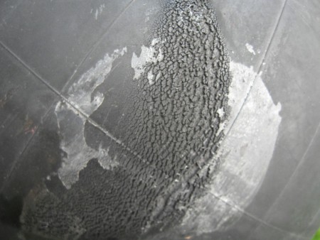 takto dopadla duša lopty s hrubou dušou keď bola rozpáraná a nafúkaná